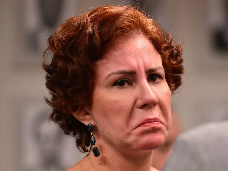 Defesa de Zambelli afirma que prisão no DF desrespeita direitos humanos e tenta barrar extradição.