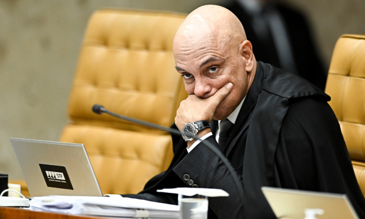 Alexandre de Moraes manda desmontar acampamento na Papuda e determina prisões em flagrante.