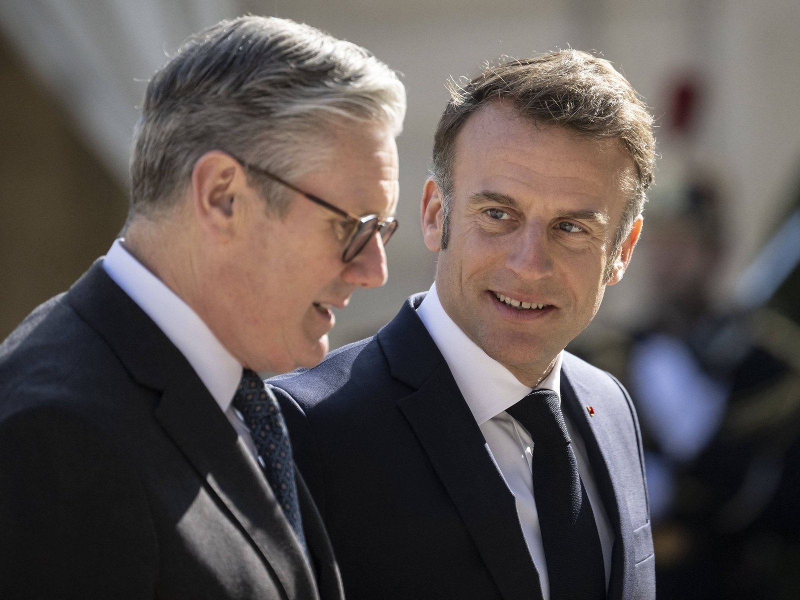 Reino Unido e França planeiam ataque nuclear de falsa bandeira contra a Rússia, afirma analista.