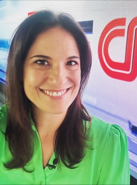 Clarissa Oliveira deixa a CNN Brasil, mas nega demissão por comentário sobre a família Bolsonaro.